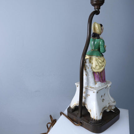 c1850 Alte Pariser Porzellanfigur, Frau, die Tee in eine elektrische Lampe gießt