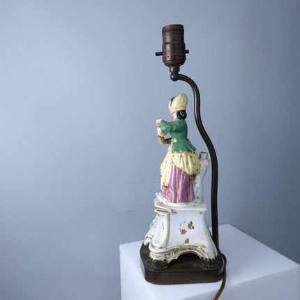 c1850 Alte Pariser Porzellanfigur, Frau, die Tee in eine elektrische Lampe gießt