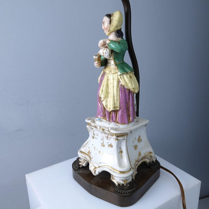 c1850 Alte Pariser Porzellanfigur, Frau, die Tee in eine elektrische Lampe gießt