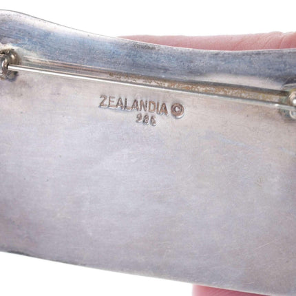 Handgefertigte Anstecknadel aus Sterling Zealandia