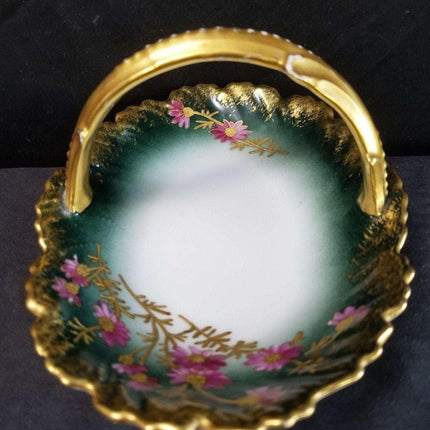 Limoges-Korb, handbemalte Blumen und schweres Gold um 1910, 6 5/8" breit x 3,5" hoch.