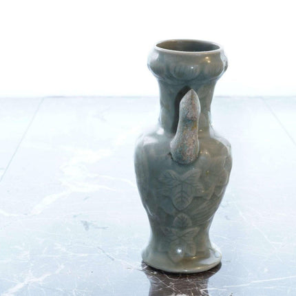 Frühe chinesische Celadon-Vase mit antiker Restaurierung