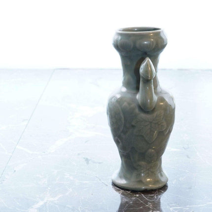 Frühe chinesische Celadon-Vase mit antiker Restaurierung