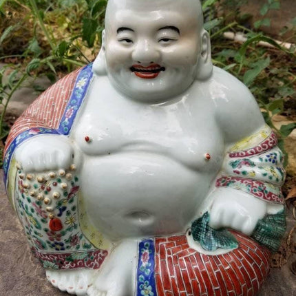 Antike chinesische Famille Rose Porzellan Happy Buddha Statue 10,5" hoch x 11,25" breit x 7,5" tief spätes Qing bis zur frühen Republik Zhu Mao Ji Zao