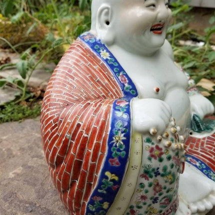 Antike chinesische Famille Rose Porzellan Happy Buddha Statue 10,5" hoch x 11,25" breit x 7,5" tief spätes Qing bis zur frühen Republik Zhu Mao Ji Zao