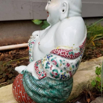 Antike chinesische Famille Rose Porzellan Happy Buddha Statue 10,5" hoch x 11,25" breit x 7,5" tief spätes Qing bis zur frühen Republik Zhu Mao Ji Zao