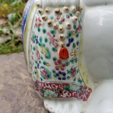 Antike chinesische Famille Rose Porzellan Happy Buddha Statue 10,5" hoch x 11,25" breit x 7,5" tief spätes Qing bis zur frühen Republik Zhu Mao Ji Zao