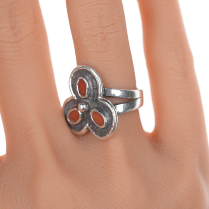 Sz6.75 Southwestern silver and coral inlay clover ring