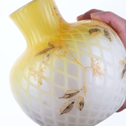 c1890 Handbemalte Vase aus gelbem Perlmuttglas