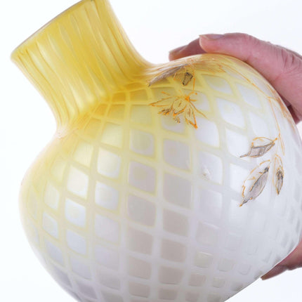 c1890 Handbemalte Vase aus gelbem Perlmuttglas