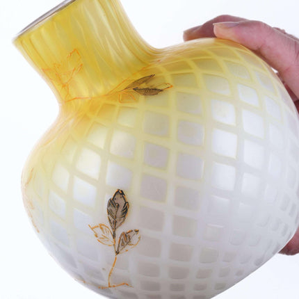 c1890 Handbemalte Vase aus gelbem Perlmuttglas