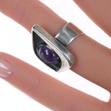 sz5.75 Ed Wiener (1918-1991) New York Modernist sterling and amethyst ring