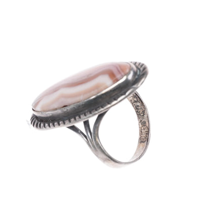 sz7 40's-50's Navajo sterling silver peach ribbon agate chiseled rim ring - Estate Fresh Austin