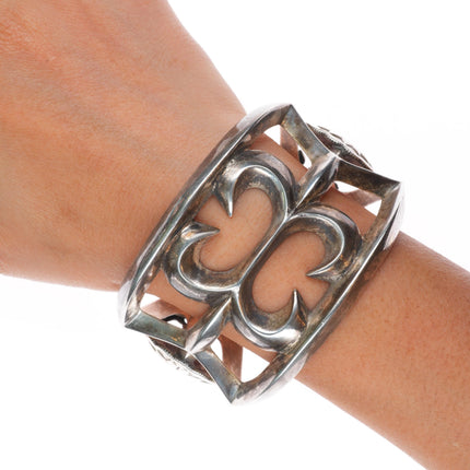 7.5" Huge Vintage Navajo sterling silver cast cuff bracelet w/ lizards