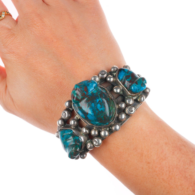 6.3" c1940 Leekya Deyuse Zuni Carved Azurite frogs sterling silver cuff bracelet
