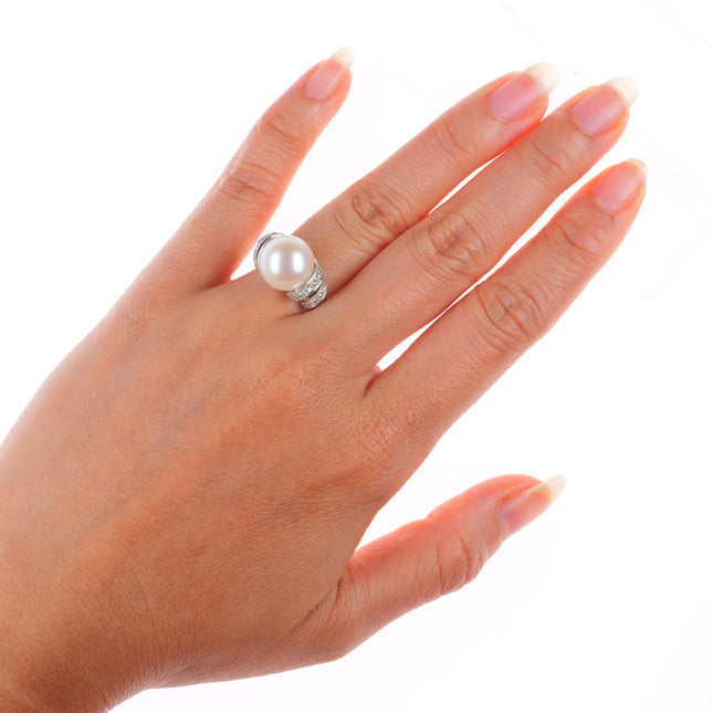 sz5 14k white gold, large pearl ring with small diamond encrusted bands